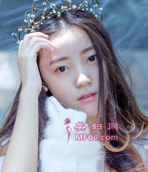 韩式中分长直发发型