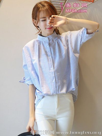 条纹衬衫搭配白色紧身裤 显瘦服饰清新脱俗