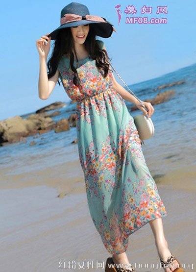 一款波西米亚风的印花长裙 展现明媚慵懒的夏日风情