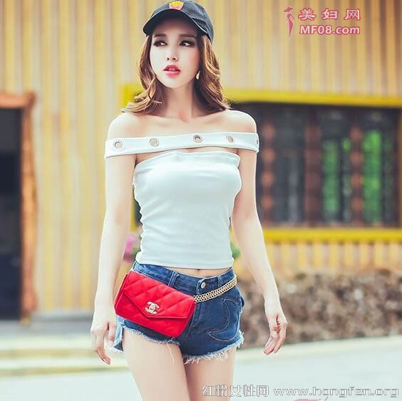 欧美夏季穿衣搭配技巧 一字领T+牛仔热裤性感时尚