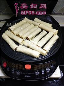 【不用擀皮不用油炸，健康春卷简单做】腐皮春卷的做法步骤：12