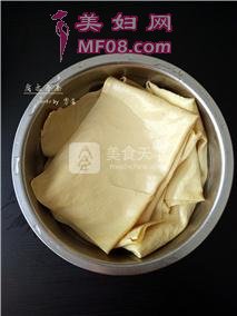 【不用擀皮不用油炸，健康春卷简单做】腐皮春卷的做法步骤：2