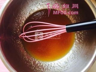 广式蛋黄月饼的做法步骤：1