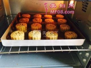广式蛋黄月饼的做法步骤：9