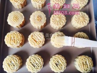 广式蛋黄月饼的做法步骤：10