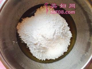 广式蛋黄月饼的做法步骤：2