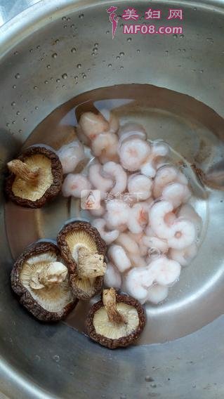 香菇虾仁生煎包的做法步骤：1