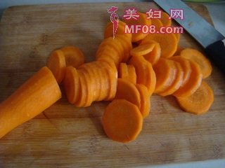 胡萝卜果脯的做法步骤：1