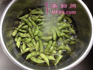 盐水毛豆的做法步骤：2