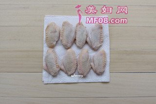 肉酱烤鸡翅的做法步骤：1