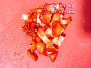 草莓蜡烛吐司的做法步骤：3