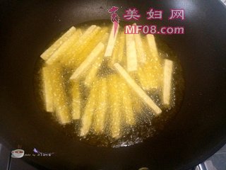 【幸福甜蜜好滋味】芝麻香芋条的做法步骤：5