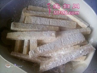 【幸福甜蜜好滋味】芝麻香芋条的做法步骤：4