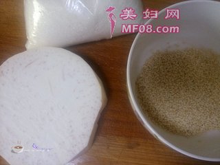 【幸福甜蜜好滋味】芝麻香芋条的做法步骤：1