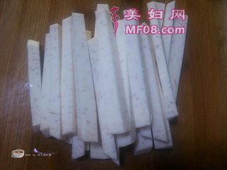 【幸福甜蜜好滋味】芝麻香芋条的做法步骤：2