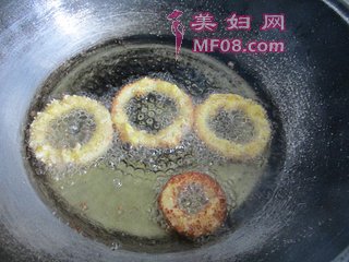 闲暇必备的经典小吃——香酥洋葱圈的做法步骤：4