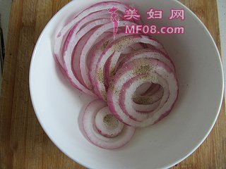 闲暇必备的经典小吃——香酥洋葱圈的做法步骤：2