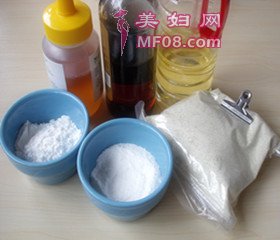 夏日传统点心~绿豆糕的做法步骤：1