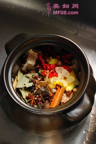 【榨菜香菇牛腩粉】的做法步骤：2