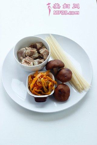 【榨菜香菇牛腩粉】的做法步骤：3