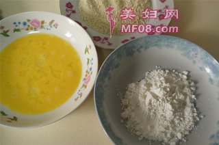 老爸的拿手老三样，跟着舌尖一起吃上海炸猪排的做法步骤：2