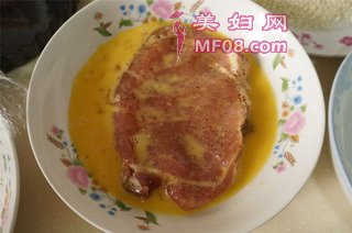 老爸的拿手老三样，跟着舌尖一起吃上海炸猪排的做法步骤：3