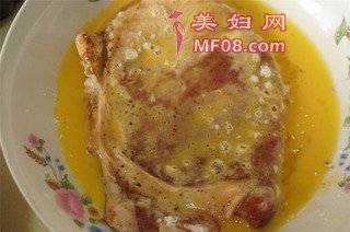 老爸的拿手老三样，跟着舌尖一起吃上海炸猪排的做法步骤：5