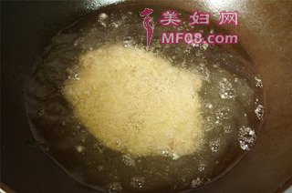 老爸的拿手老三样，跟着舌尖一起吃上海炸猪排的做法步骤：7