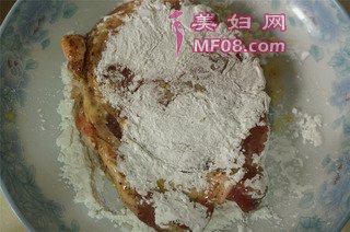 老爸的拿手老三样，跟着舌尖一起吃上海炸猪排的做法步骤：4