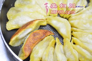 牛肉锅贴的做法步骤：7