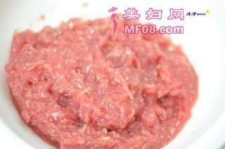 牛肉锅贴的做法步骤：2