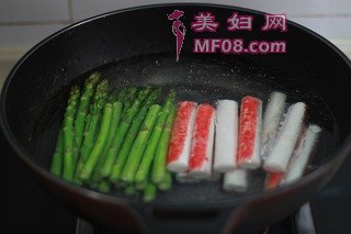 芦笋培根卷的做法步骤：1