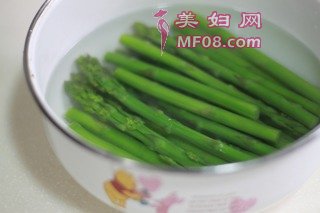 芦笋培根卷的做法步骤：2