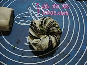 豆渣好去处-------【豆渣香葱麻酱烧饼】的做法步骤：15