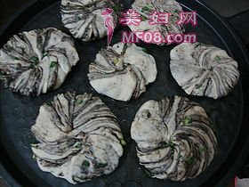 豆渣好去处-------【豆渣香葱麻酱烧饼】的做法步骤：17