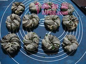豆渣好去处-------【豆渣香葱麻酱烧饼】的做法步骤：16