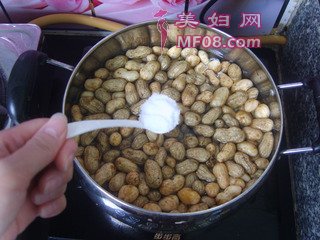 盐水花生的做法步骤：3