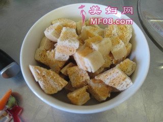 什锦炒馒头丁的做法步骤：2