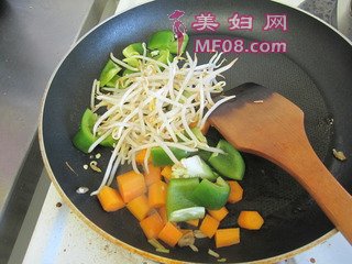 什锦炒馒头丁的做法步骤：7