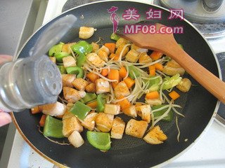 什锦炒馒头丁的做法步骤：10