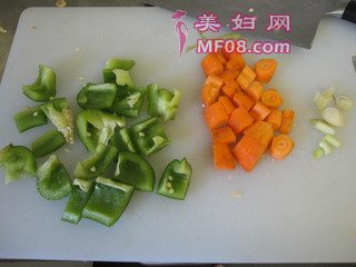 什锦炒馒头丁的做法步骤：3