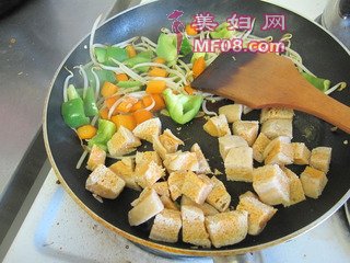 什锦炒馒头丁的做法步骤：8