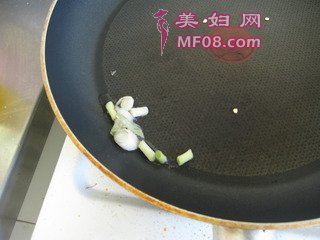 什锦炒馒头丁的做法步骤：4