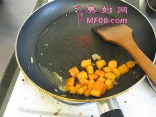 什锦炒馒头丁的做法步骤：6