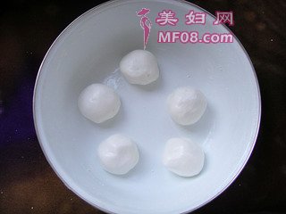 紫薯麻团的做法步骤：2