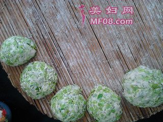 榆钱窝窝头的做法步骤：2