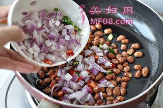 老醋花生的做法步骤：11