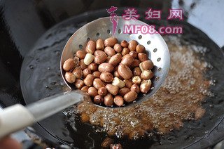 老醋花生的做法步骤：3