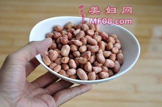 老醋花生的做法步骤：1