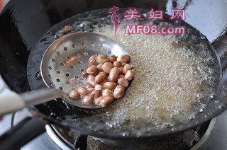 老醋花生的做法步骤：2